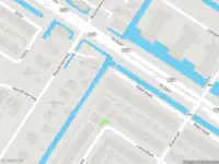 Ambulance met grote spoed naar de Vätternkade in Amsterdam