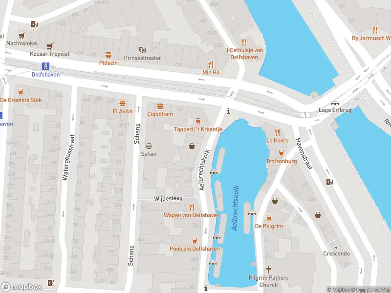 Ambulance met grote spoed naar de Aelbrechtskolk in Rotterdam