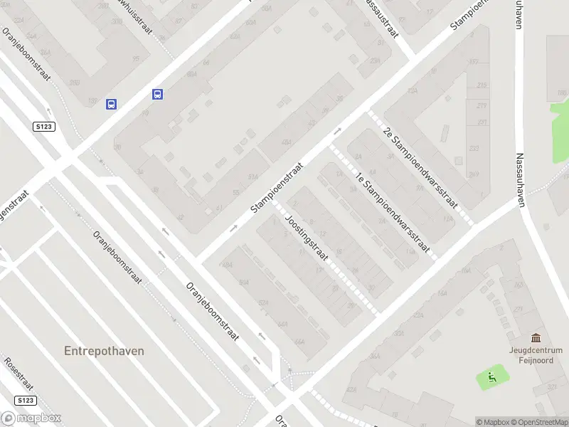 Ambulance met grote spoed naar de Joostingstraat in Rotterdam