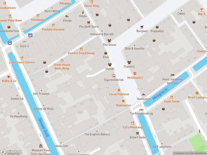 Ambulance met grote spoed naar de Markt in Delft