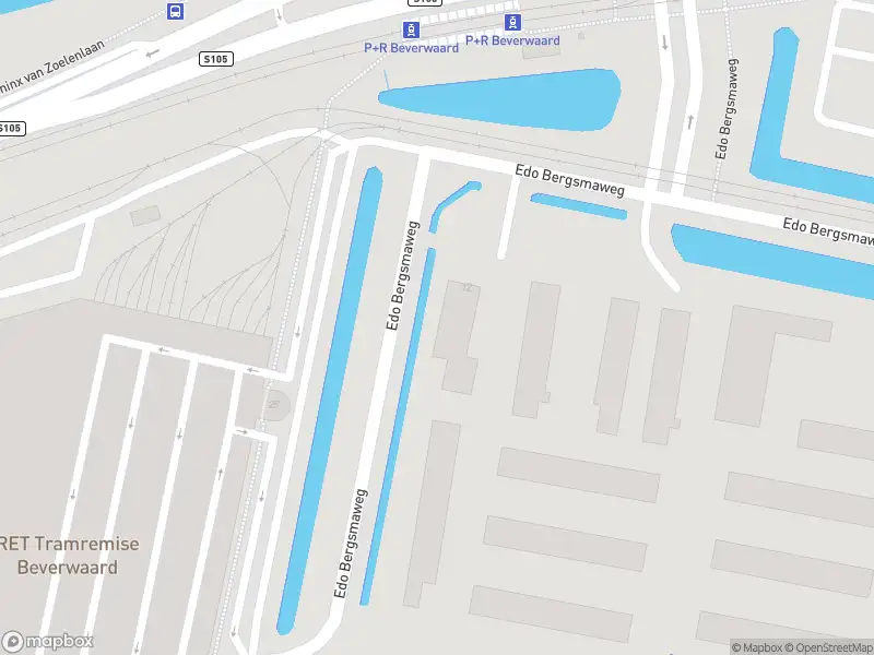 Brandweer met gepaste spoed naar de Edo Bergsmaweg in Rotterdam