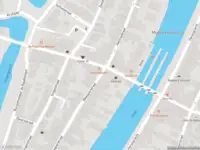 Brandweer met gepaste spoed naar de Herengracht in Muiden