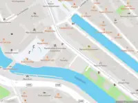 Ambulance met gepaste spoed naar de Max Euweplein in Amsterdam