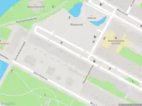 Ambulance met gepaste spoed naar de Korte Ouderkerkerdijk in Amsterdam