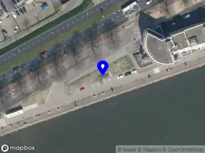 Brandweer met grote spoed naar de Oosterkade in Rotterdam