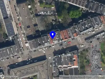 Ambulance met grote spoed naar de West-Kruiskade in Rotterdam