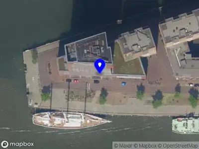 Ambulance met grote spoed naar de Lloydkade in Rotterdam