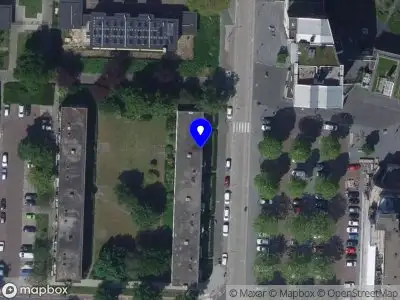 Ambulance met grote spoed naar de Maarten Harpertsz. Trompweg in Dordrecht