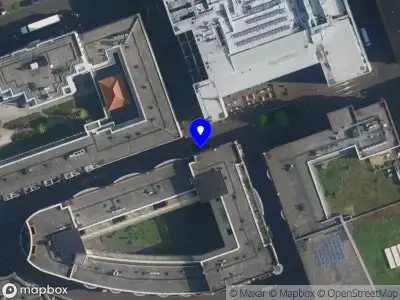 Ambulance met grote spoed naar de Waldenlaan in Amsterdam