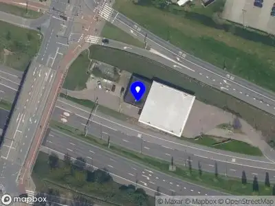 Ambulance met grote spoed naar de Abram van Rijckevorselweg in Rotterdam