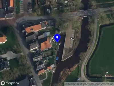 Politie met gepaste spoed naar de Stationsweg in Visvliet vanwege voertuigen te water