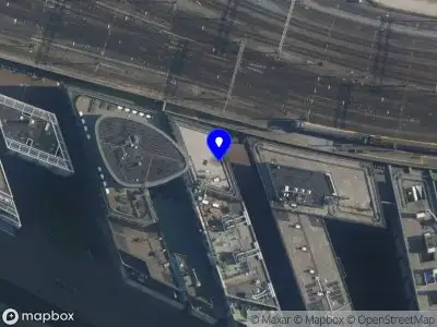 Traumahelikopter naar de Oosterdokskade in Amsterdam