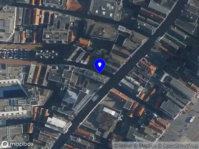 Ambulance met grote spoed naar de Kolksteeg in Amsterdam