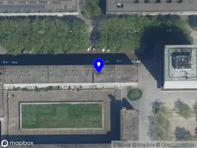 Ambulance met grote spoed naar de Delflandplein in Amsterdam