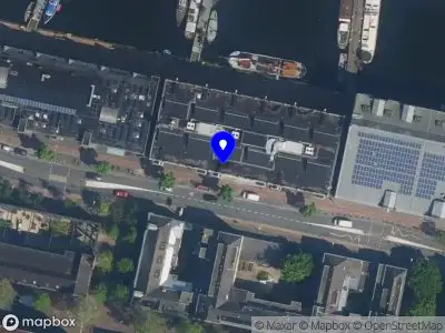 Ambulance met grote spoed naar de Van Diemenkade in Amsterdam