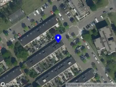 Ambulance met grote spoed naar de Schoorsteenvegerspad in Amsterdam vanwege schoorsteenbrand