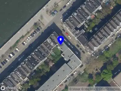 Ambulance met grote spoed naar de Cornelis Trompstraat in Rotterdam