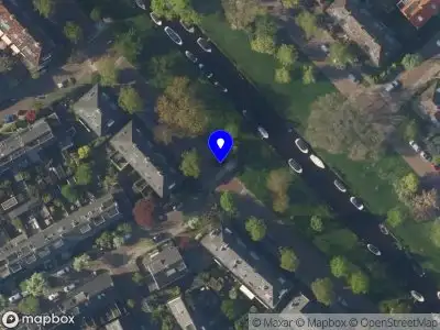 Ambulance met grote spoed naar de Melchior Treublaan in Leiden