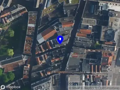 Ambulance met grote spoed naar de Begijnensteeg in Amsterdam