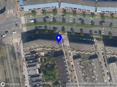 Ambulance met grote spoed naar de Zijdewindestraat in Rotterdam