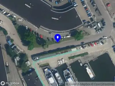 Ambulance met gepaste spoed naar de Aambeeldstraat in Amsterdam