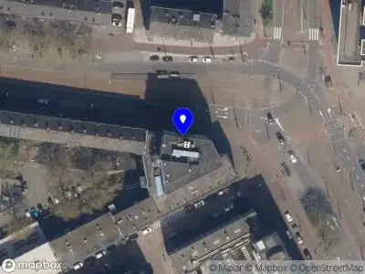 Ambulance met grote spoed naar de Goudsesingel in Rotterdam