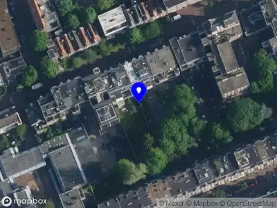 Ambulance met grote spoed naar de Bellamystraat in Amsterdam