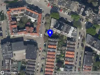 Ambulance met grote spoed naar de Van Oosterzeestraat in Rotterdam