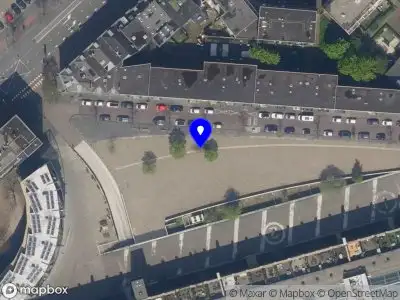Ambulance met grote spoed naar de Entrepotstraat in Rotterdam