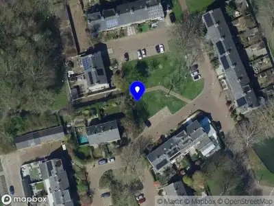 Ambulance met grote spoed naar de Arubaplein in Hoogvliet Rotterdam