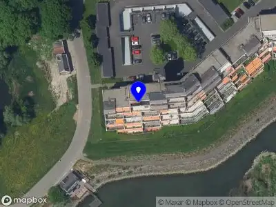 Ambulance met grote spoed naar de Huys de Merwede in Papendrecht