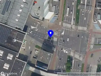 Ambulance met grote spoed naar de Strevelsweg in Rotterdam