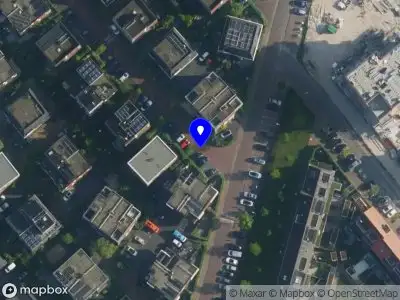 Ambulance met grote spoed naar de Juttepeerpad in Amsterdam