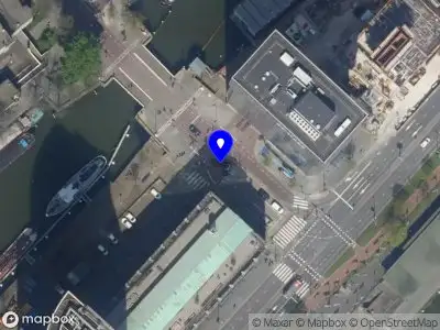 Ambulance met grote spoed naar de Rederijstraat in Rotterdam