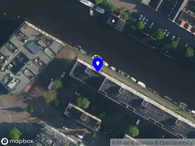Ambulance met grote spoed naar de Plantagekade in Amsterdam