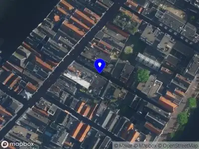 Ambulance met grote spoed naar de Heintje Hoekssteeg in Amsterdam