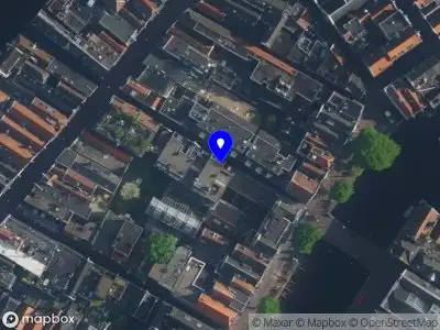 Ambulance met grote spoed naar de Nieuwebrugsteeg in Amsterdam