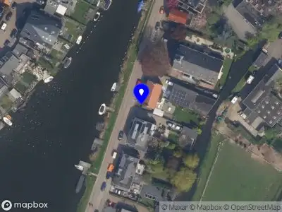 Ambulance met gepaste spoed naar de Bergse Linker Rottekade in Rotterdam