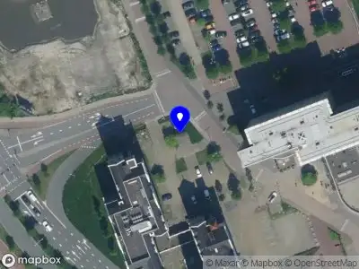 Ambulance met grote spoed naar de Ebbehout in Zaandam