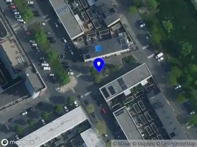Ambulance met grote spoed naar de Janusz Korczakplantsoen in Amsterdam