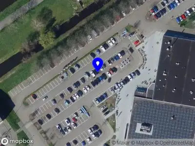 Ambulance met grote spoed naar de Kanaalweg Oostzijde in Hellevoetsluis