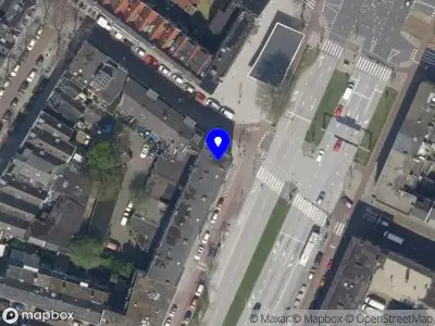 Ambulance met grote spoed naar de Dorpsweg in Rotterdam