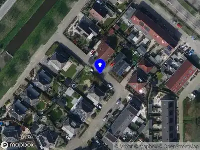 Brandweer met gepaste spoed naar de Van Gaesbeekstraat in Strijen vanwege een liftopsluiting