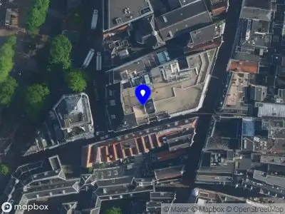 Ambulance met grote spoed naar de Begijnhof in Amsterdam