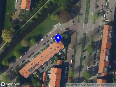 Ambulance met grote spoed naar de Alberdingk Thijmkade in Voorburg