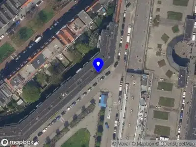 Ambulance met grote spoed naar de Noordpolderstraat in Rotterdam