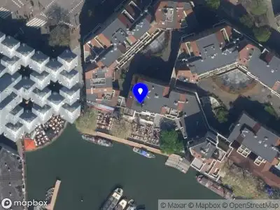 Ambulance met grote spoed naar de Spaansekade in Rotterdam