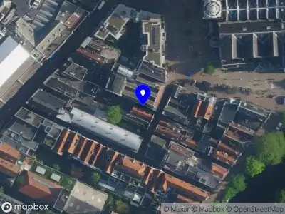 Ambulance met grote spoed naar de Sint Annendwarsstraat in Amsterdam