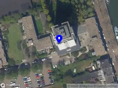 Ambulance met grote spoed naar de Columbusstraat in Vlaardingen