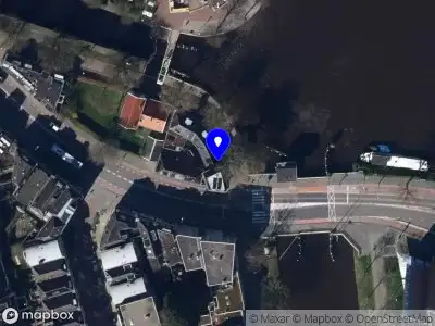 Brandweer met gepaste spoed naar de Bij de Sluis in Groningen vanwege afgaan rookmelder